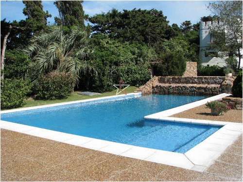 Casa En Venta Y Alquiler Punta Del Este , Zona De Playa Brava, Hermosa Vista Al Mar. U$s 1.500.000- Ref: 687