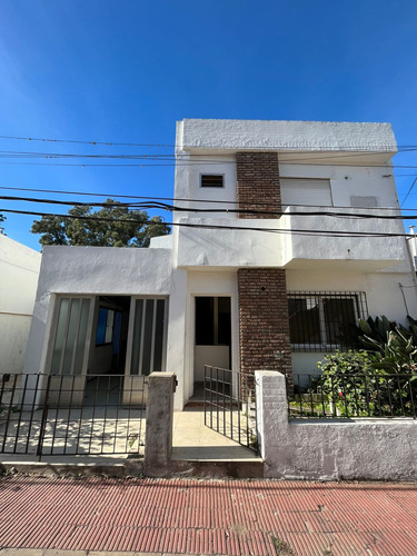 Casa En Venta 2 Dormitorios Con Cochera En Alberdi