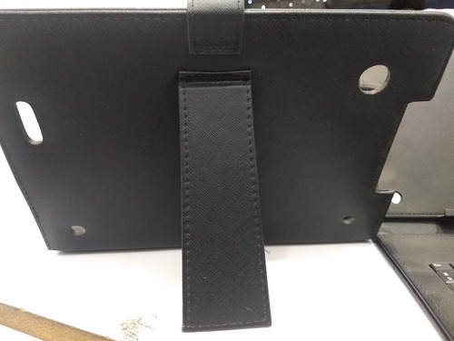 Imagen 2 de 4 de Funda Con Teclado Negra Lisa Con Orificios