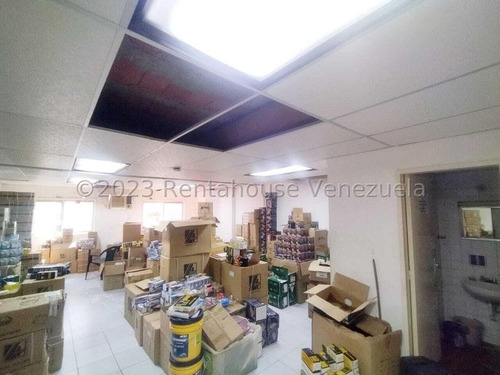 En Pleno Centro De La Ciudad Maracay Oficina En Venta En Piso Medio Db 24-15539
