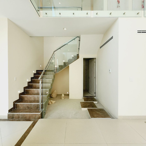 Casa En Venta Con Opcion Recámara Planta Baja, Alberca, Jacuzzi Fracc Las Palmas