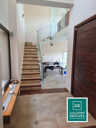 Casa En Venta De 4 Dormitorios + Escritorio Con Tremenda Vista Country 4 Hojas