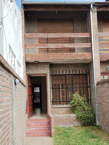 Casa En Duplex De 3 Ambientes Con Cochera Para Dos Autos 