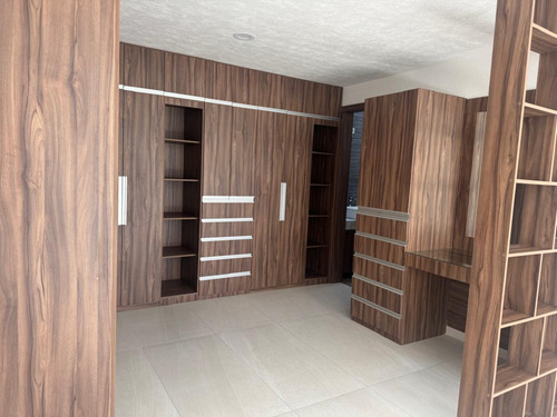 Exclusiva Casa En Venta, Moderna Casa Amplia Con Excelente Ubicación En La Exclusiva Zona Residencial De Metepec