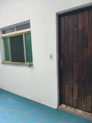 Aluga Se Casa Grande Com 3 Quartos, 2 Banheiros E Lavanderia