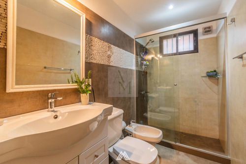 Venta De Casas De Altos En Malvin A Metros Del Mar, Cochera