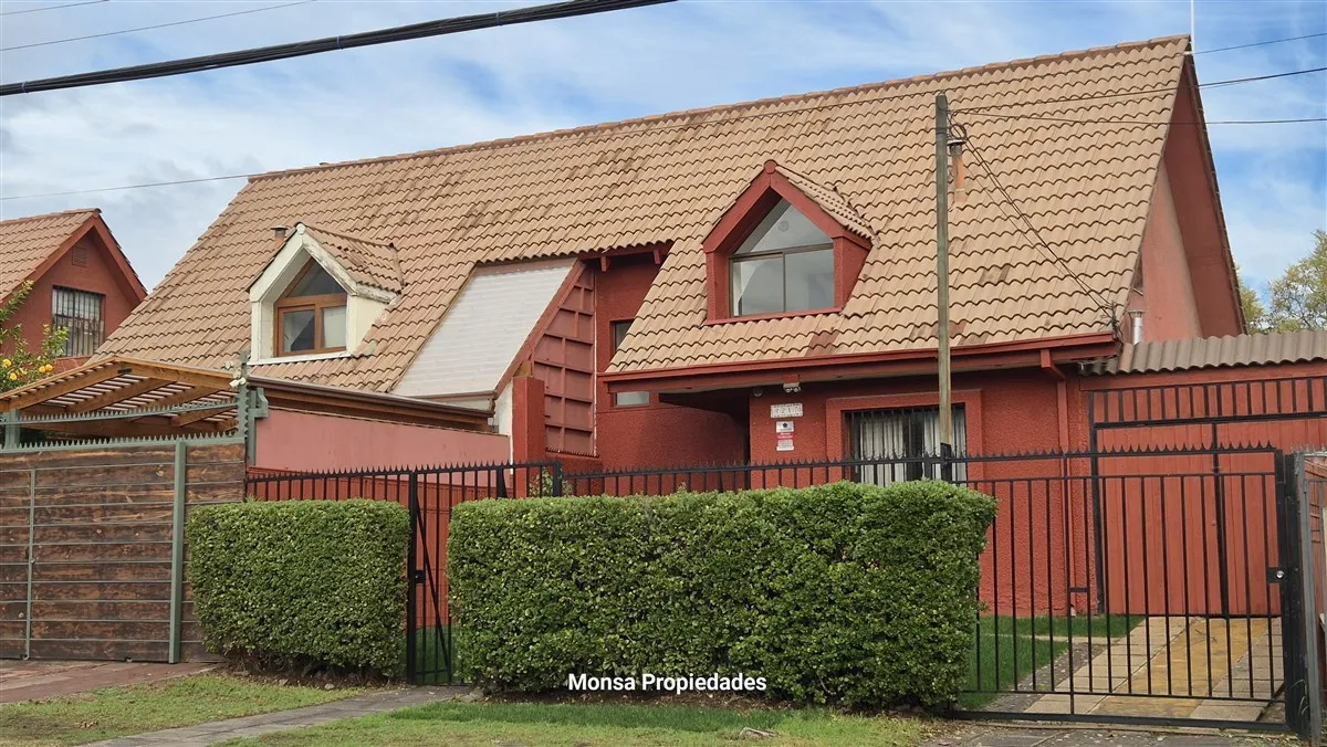 Imagen 1 de 30 de Casa En Arriendo De 3 Dorm. 2 Baños En Peñalolén