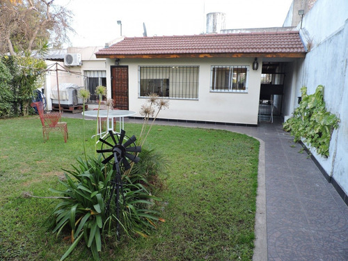 Casa En Bella Vista - Parque - Quincho Cerrado Con Baño Y Habitación