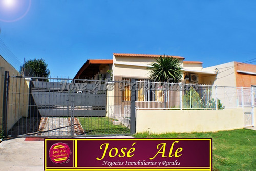 Imagen 1 de 11 de En Venta Casa De Tres Dormitorios Colonia Del Sacramento