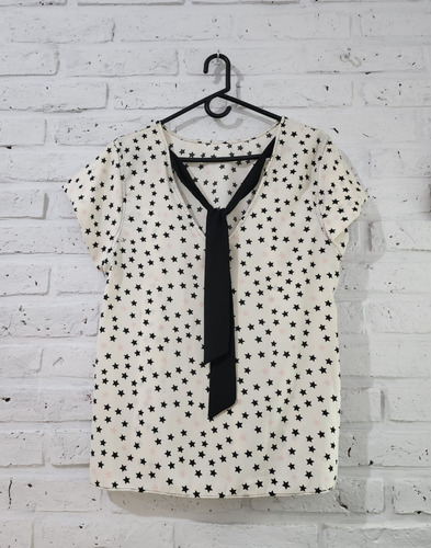 Imagen 2 de 3 de Blusa Con Estrellas Marca Inversa