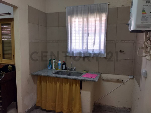 Lote De 600m2 Con Construcción A Reciclar