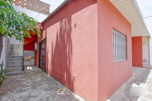 Imagen 20 de 30 de Depósito Y Casa De 3 Ambientes Con Patio Terraza Y Cochera Varios Autos