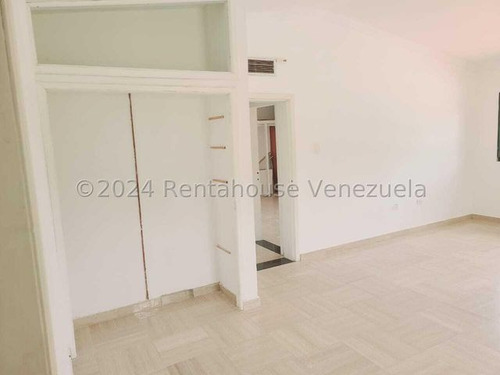 Casa Moderna Totalmente Remodelada, Con Amplios Espacios Iluminados Colinas De Guataparo 24-23018