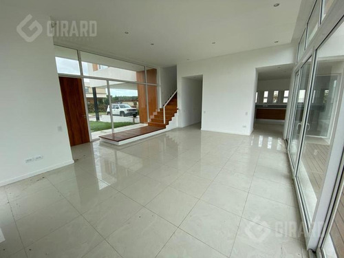 Imagen 5 de 30 de Excelente Casa Moderna En Exclusivo Barrio Rumenco.