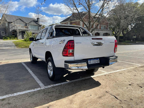 Imagen 7 de 15 de Toyota Hilux 2.8 Cd Srv 177cv 4x4 2017