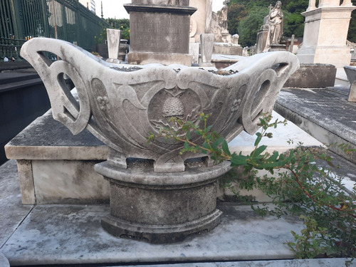 Vendo Jazigo Perpétuo No Cemitério São João Batista, Ótima Localização, Bela Escultura E Adornos
