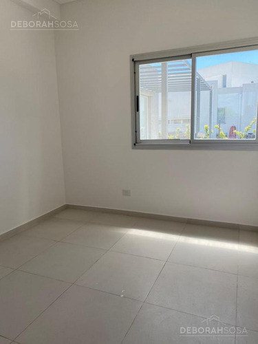Imagen 13 de 28 de Linda Casa Estilo Moderno Con Salida A La Laguna - El Canton