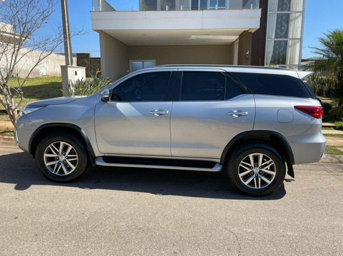 Imagem 1 de 12 de Toyota Sw4 2017 2.8 Tdi Srx 7l 4x4 Aut. 5p