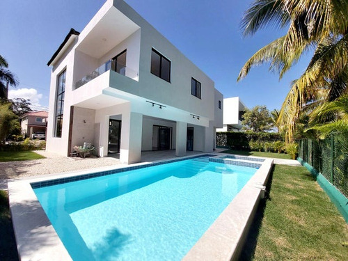 Casa En Venta En Punta Cana Village De 4 Habitaciones
