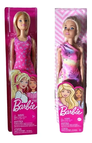 Barbie loira bonita vestindo roupa rosa em torno de presentes de aniversário  em estilo rosa vista frontal