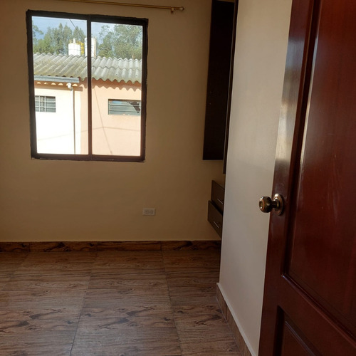 Se Vende Casa En Conjunto, Al Norte De Quito