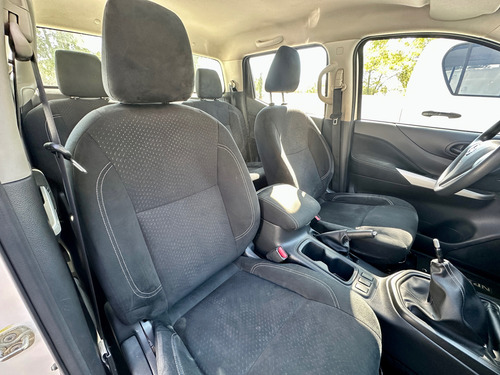 Nissan Np300 2.4 Doble Cabina Se Aa Pack Seg Mt