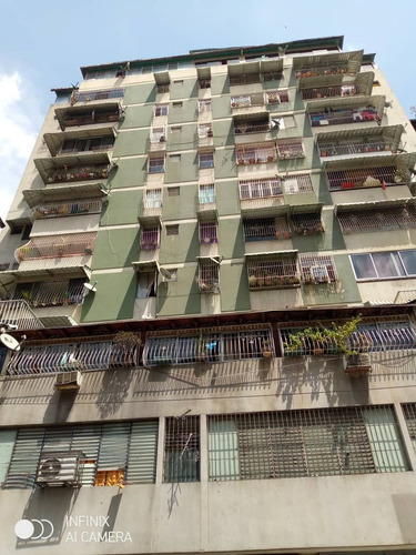 Pgm Bienes Raices, Vende Apartamento Ubicado En La Av. Urdaneta 2 Habitaciones Piso Bajo.