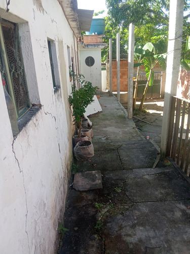 Casa Com Quarto(suite), Sala, Cozinha E Banheiro