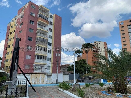 Conservado Apartamento A La Venta En La Avenida Lara De Barquisimeto, Amoblado Con 3 Habitaciones Y 3 Baños, De Facil Acceso A Comercios. Kg