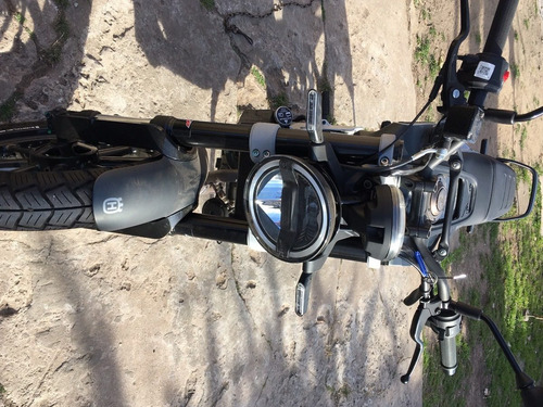 Imagen 11 de 16 de Husqvarna Svartpilen 200