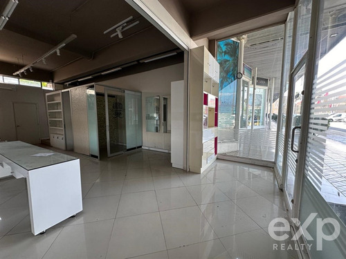 Arriendo Local Comercial Con Alto Trafico En Avda La Dehesa