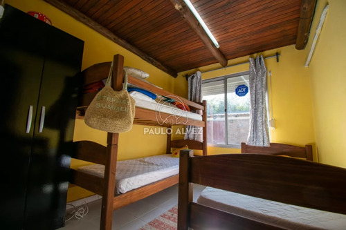 Casa En Alquiler Temporal En Playa Grande, Dos Dormitorios, Un Baño. Predio Cercado.