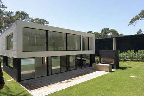 Casa En Punta Del Este. Venta Y/o Alquiler