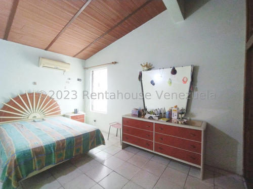 Amplia Casa En Venta Con Anexo Servicio De Internet Excelente Precio Los Samanes Maracay Estef 23-21298