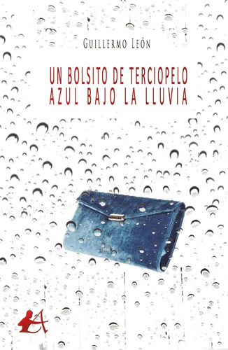 Un Bolsito De Terciopelo Azul Bajo La Lluvia