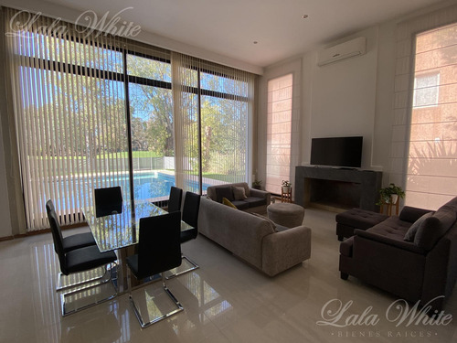 Casa En Venta En Saint Thomas Este, Canning