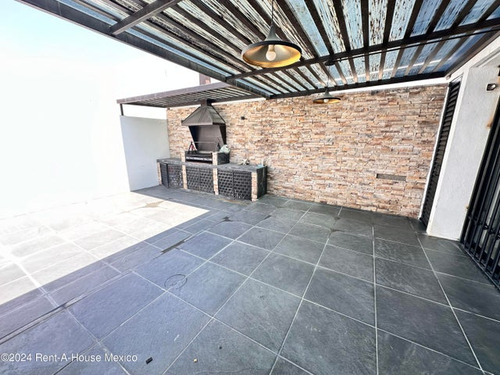 Casa En Venta De 4 Recamaras Y 4 Baños