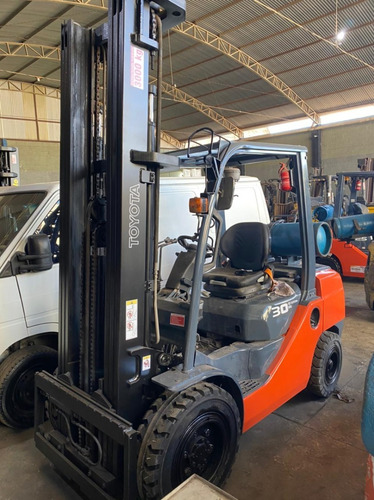 Imagem 4 de 6 de Empilhadeira Toyota Modelo 8fg30 Triplex 6 Mtrs Cap 3 Ton