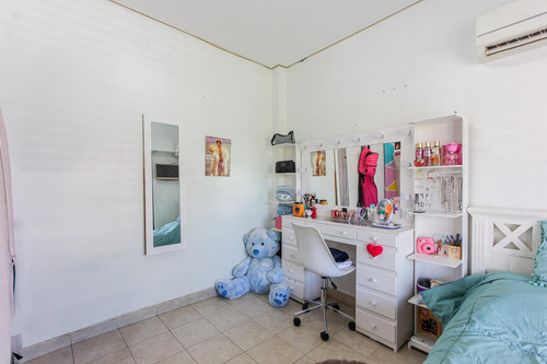 Venta Casa 5 Ambientes Cochera Y Patio - Liniers - Apto Credito