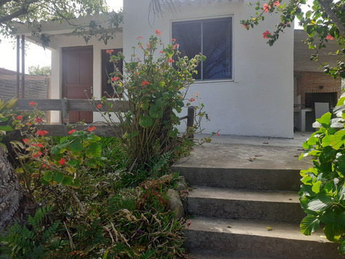 Casa 3 Dormitorios, A 200 Mts De La Costa, Amplia Vista Al Mar.