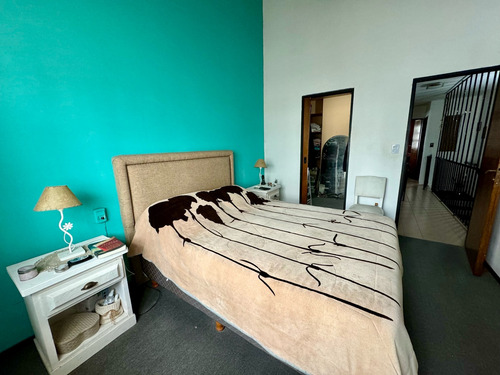 Duplex En Excelente Estado Sobre Calle Medina, Caseros Centro
