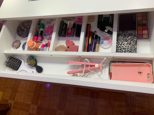 Imagen 4 de 6 de Maquilladores Hollywood Con Espejo Y Vidrio En La Mesada