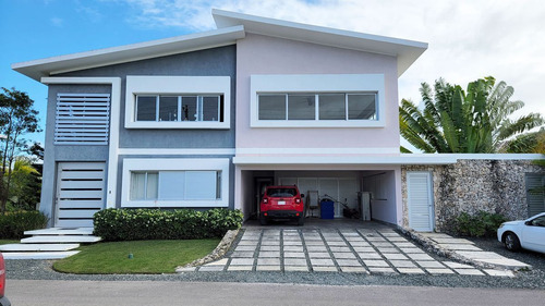 Villa De 4 Hab Con Diseño Moderno Y Doble Terreno En Punta C