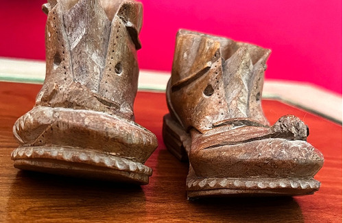 Talla En Madera- Par De Zapatos Rotos -arte Quiteño Ecuador-