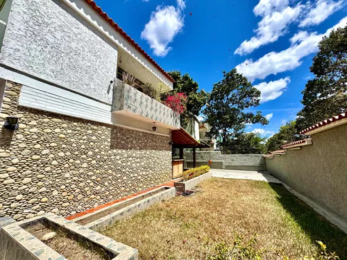 Casa En Prados Del Este (5h/5b/5pe)