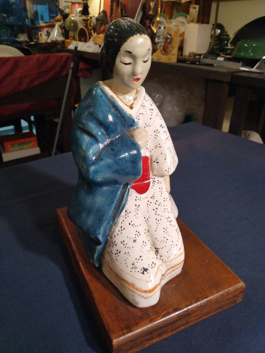 Antigua Figura Oriental Dama Japonesa Cerámica Base Madera 