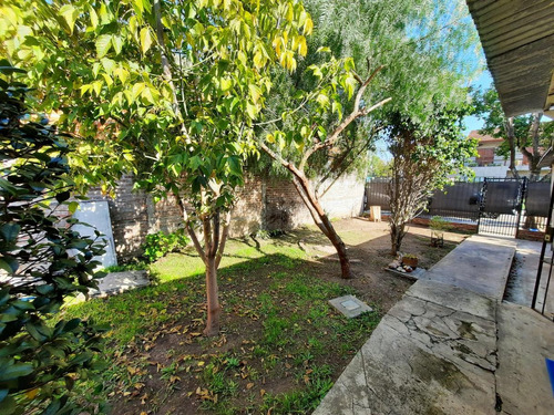 Casa Con Gran Patio Y Espacio Para Vehículos En Venta