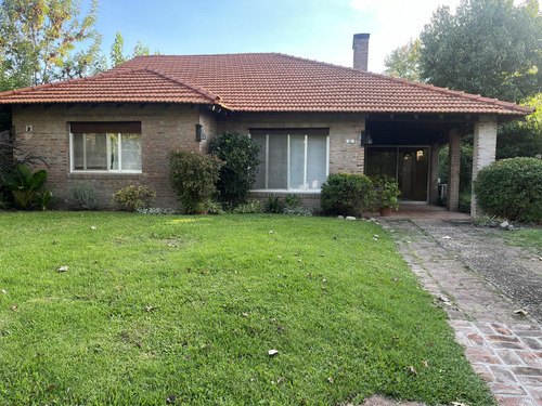 Casa De 3 Dormitorios En Una Planta, En Excelente Valor