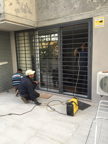 Puertas Reja Horizontal. Trabajos A Medida Todo En Hierro