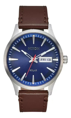 Reloj Sentry Solar Leather Navy Sunray Silver Nixon Hombre Malla Marrón Bisel Plateado Fondo Azul